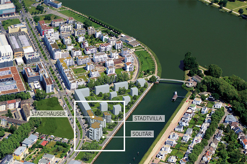 Die Stadtvilla an der Hafenpromenade, die Stadthäuser in der Rheinallee und das Solitärgebäude bilden den südlichen Abschluss der Wohnbebauung am Rheinufer Süd und stehen in erster Reihe am stillgelegten Luitpoldhafen.